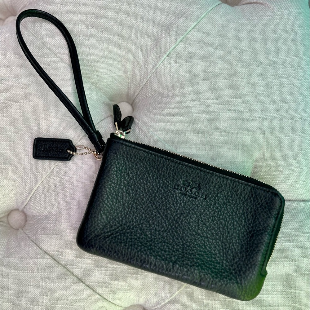 COACH double corner zipper wristlet 🔥